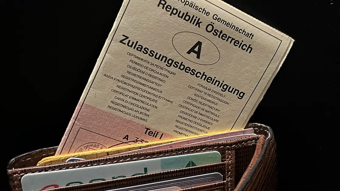 Die Zulassung für ein Fahrzeug lässt sich auch am entsprechenden Zulassungsschein erkennen, dort ist nicht nur das Fahrzeug vermerkt, sondern auch die Ausgabestelle der Zulassung.