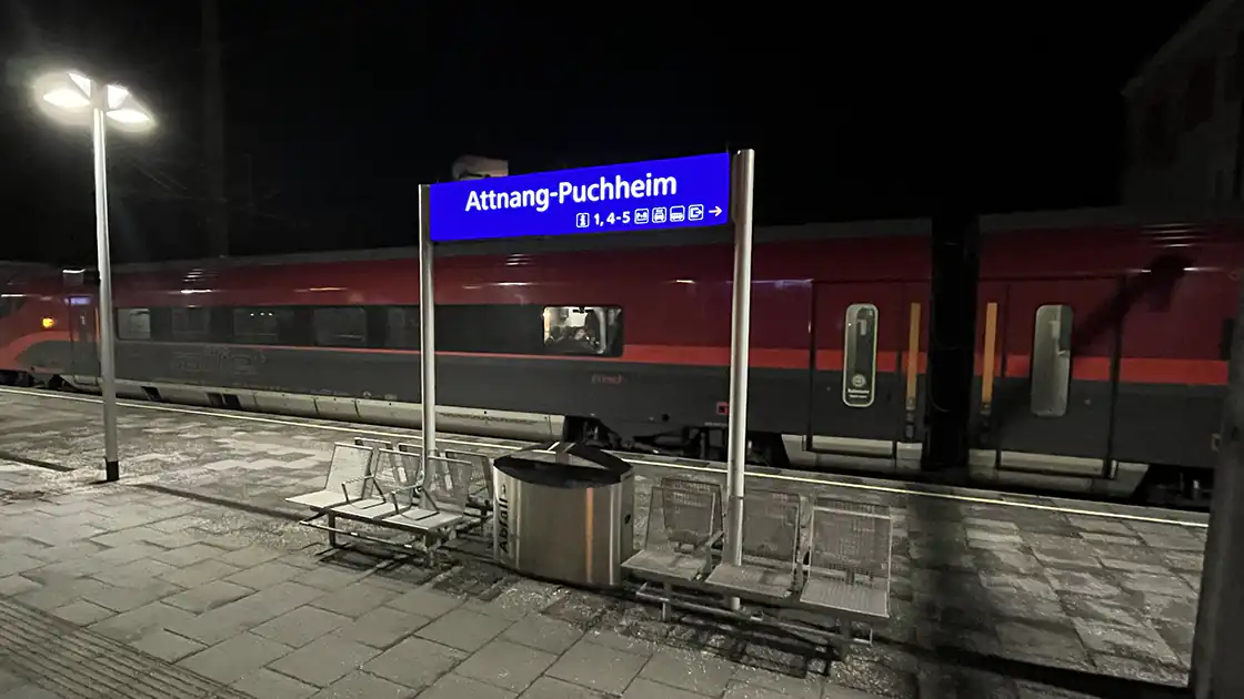 Der Bahnhof Attnang-Puchheim in Oberösterreich ist einer der wichtigen Verkehrsknotenpunkte im Schiennetz von Oberösterreich.