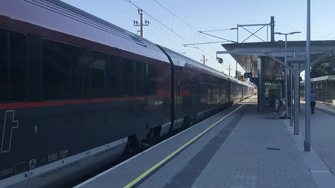Bahnhof Neumarkt am Wallersee, das Bild zeigt den mittleren Bahnsteig zwei und drei. Im Bild zu sehen ist ein RailJet-Zug der Österreichischen Bundesbahnen.