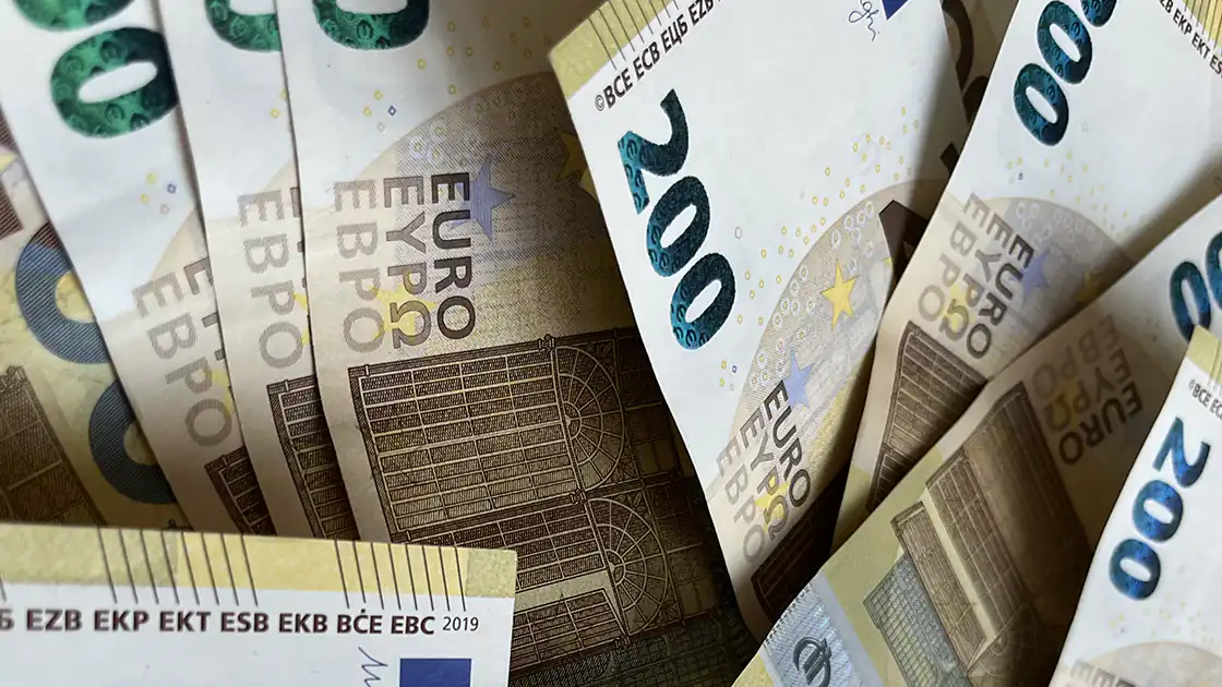 Am Bild sind zahlreiche 200 Euro Scheine zu sehen, es ist ein mehr als nur vierstelliger Betrag, der hier aufgenommen wurde. Die 200-Euro-Scheine sind als Symbolbild zu diesem Thema ausgewählt worden, weil es in dem Beitrag hier um viel Bargeld geht.
