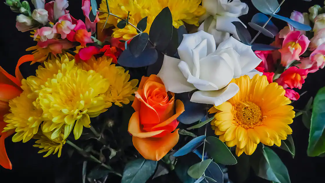 Ein großer Blumenstrauß ist im Bild zu sehen, das Bild ist ein Symbolbild für Muttertag oder Geburtstage und Feierlichkeiten oder Gratulationen.