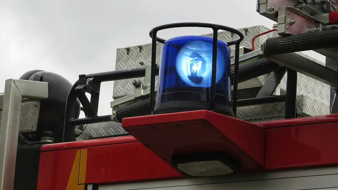 Nahaufnahme eines Blaulichtes von einem Feuerwehrfahrzeug im Einsatz.