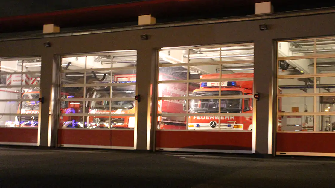 Die Feuerwehr-Zeughalle in der die Fahrzeuge der Feuerwehr geparkt und gewartet werden. Aus dieser Halle rückt die Feuerwehr zu den Einsätzen aus.