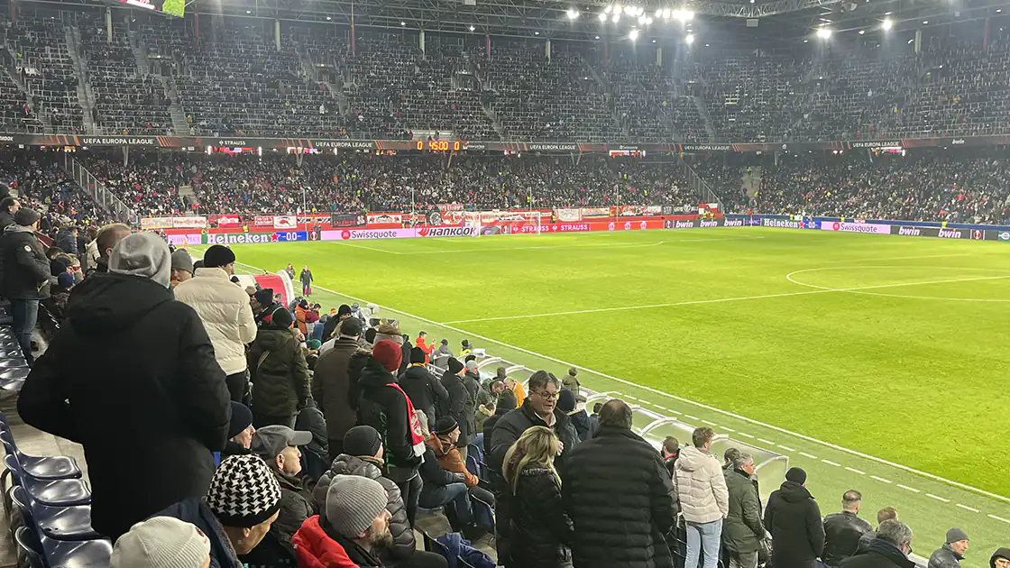 Das Symbolphoto zeigt eine Innenaufnahme vom Fußballstadion in Salzburg, um dieses Stadion geht es auch im Text auf dieser Seite. Das Bild wurde beim Europa-Cup-Spiel FC Salzburg gegen AS Roma im Februar 2023 aufgenommen.
