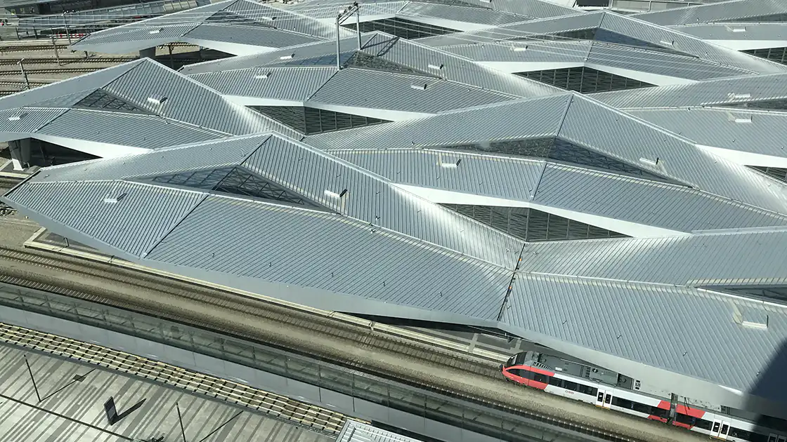 Die Dachkonstruktion über den Gleisen am Hauptbahnhof (Hbf) Wien ist so etwas wie ein Wahrzeichen für den Hauptbahnhof geworden.