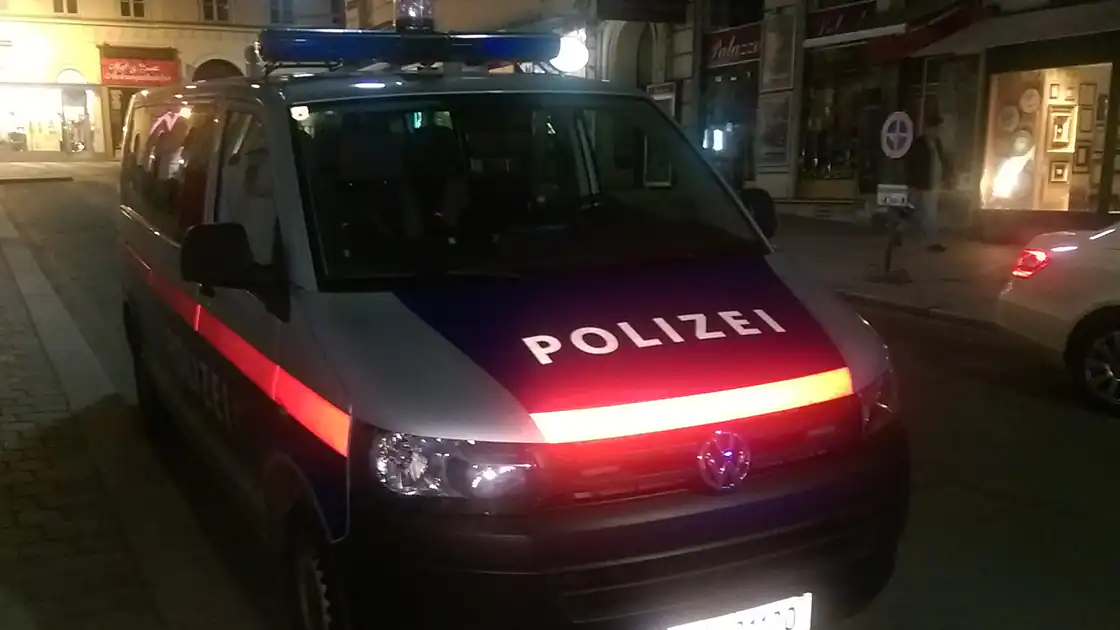 Mit einem Mannschaftswagen ist die Polizei an diesen Einsatzort angerückt. Der Wagen steht auf einer Straße, die Reflektoren zeigen das Blitzlicht der Kamera, das Blaulicht ist ausgeschaltet.