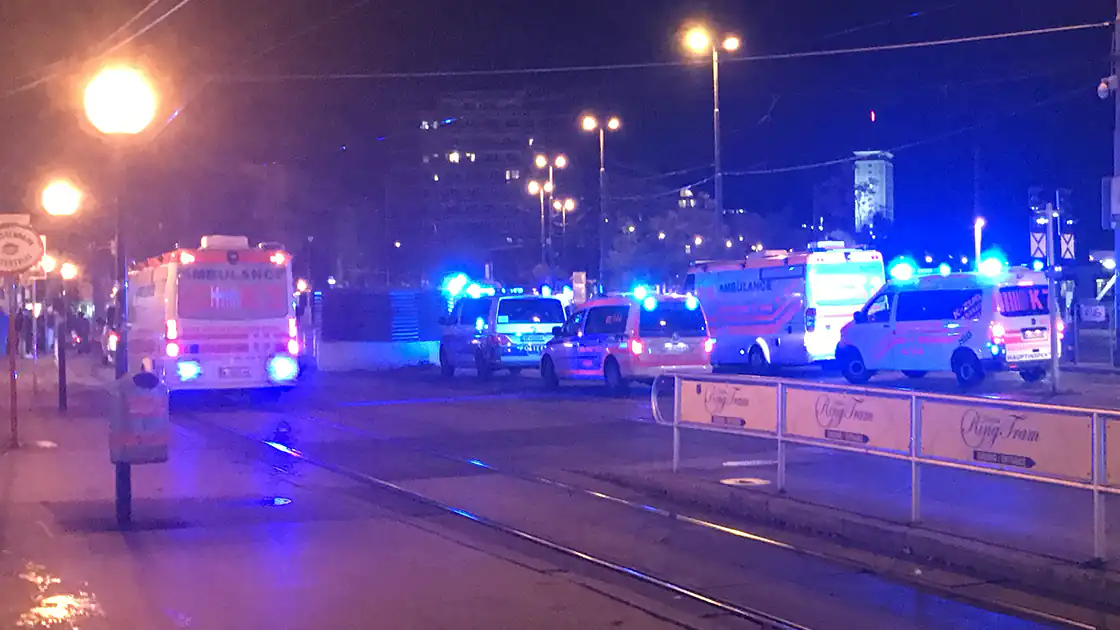 Nächtliche Einsätze, wie im Bild zu sehen, bei denen Polizei und Rettung gemeinsam anrücken müssen, haben oft mit schweren Unfällen zu tun oder eben auch mit Auseinandersetzungen zwischen zumeist bereits angeheiterten Personen. Um einen solchen gemeinsamen Einsatz von Polizei und Rettung geht es hier.