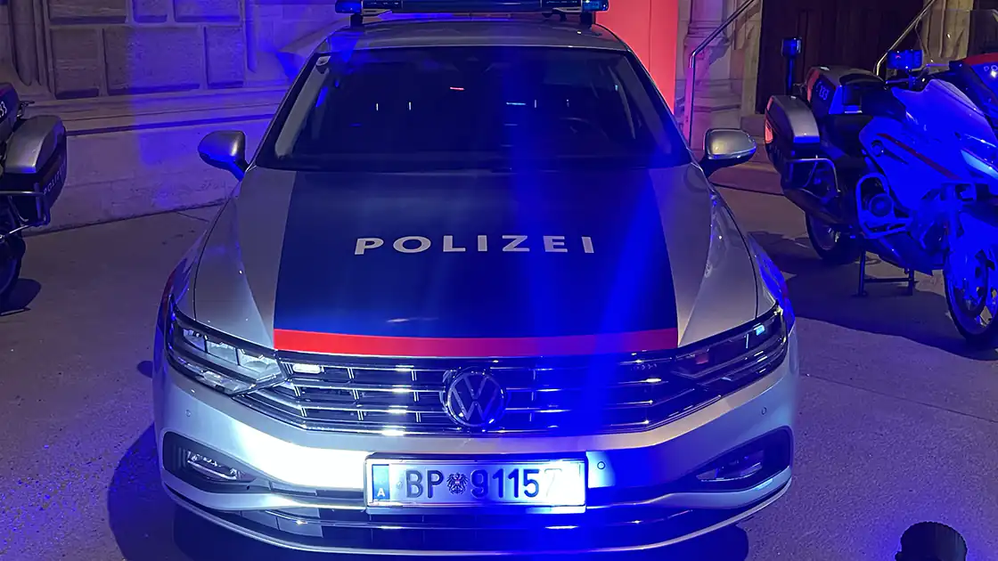 Im Bild zu sehen ist ein modernes Polizeiauto mit einer blauen Lichtbeleuchtung.