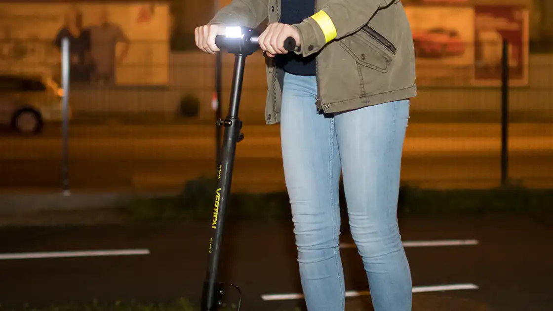 Zu sehen ist ein Scooter, diese Fahrzeuge werden im Straßenverkehr im Wesentlichen wie Fahrräder behandelt. Viele davon sind inzwischen elektrisch betrieben und haben normalerweise Geschwindigkeiten von etwa 25 km/h.