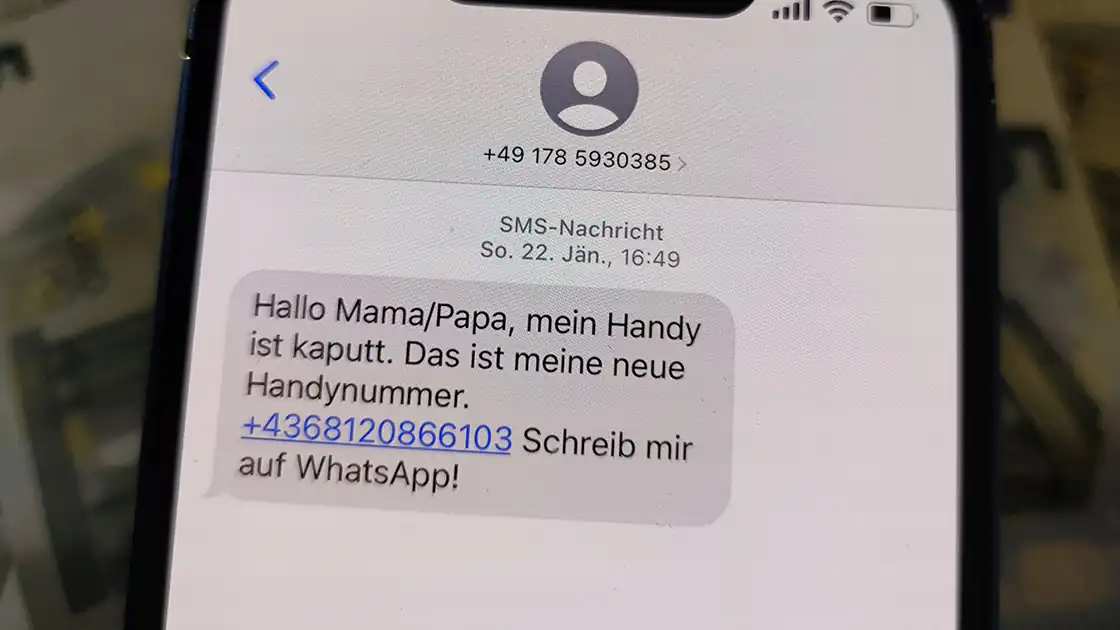 Häufig sind solche oder ähnliche SMS-Nachrichten der Beginn einer Betrugsgeschichte. Egal ob man Kinder hat oder nicht, viele Menschen bekommen solche Nachrichten. Wer dann die Nummer per Whatsapp hinzufügt und Kontakt aufnimmt, wird von Betrügern geködert. Zielsetzung ist praktisch immer, dass am Ende Geld überwiesen oder übergeben wird.