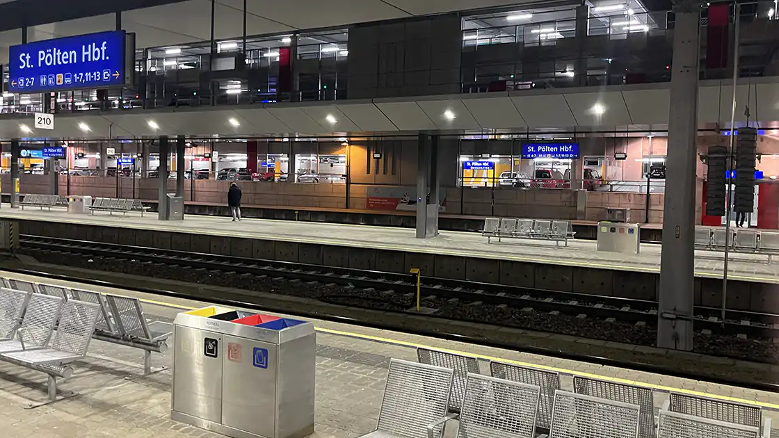 Bahnhof: St. Pölten Hauptbahnhof (Abends am Bahnsteig aufgenommen.)