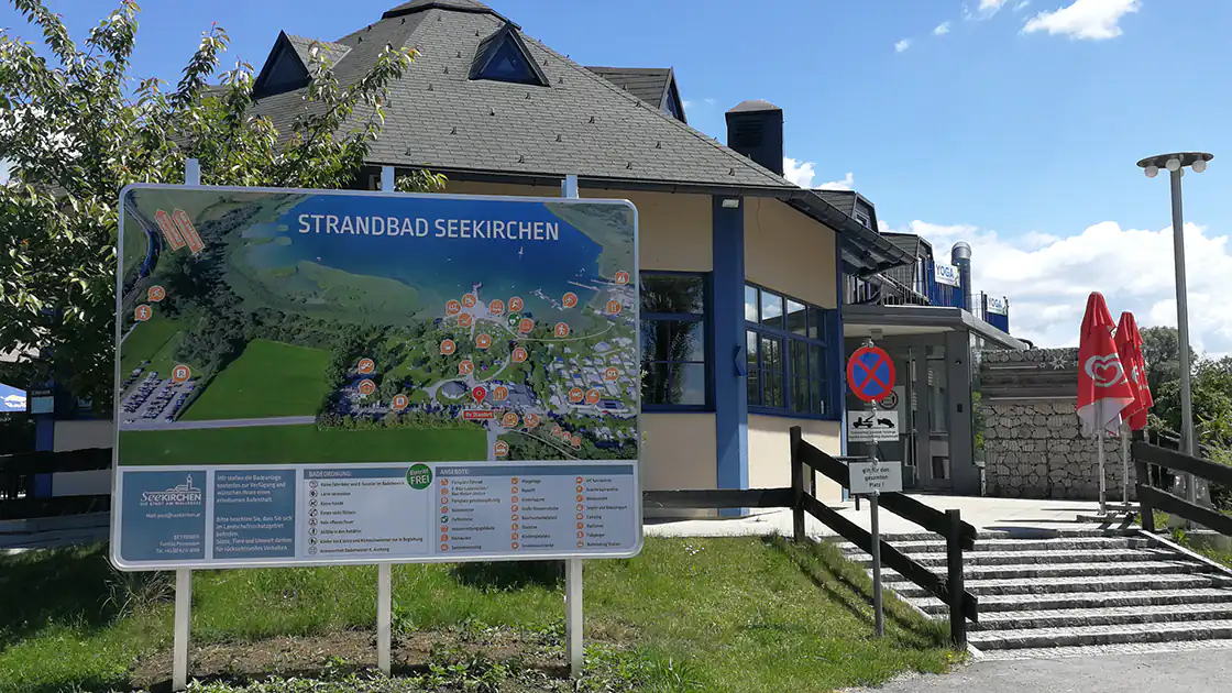 Im Bild zu sehen ist das Strandbad am Wallersee in Seekirchen (Flachgau), dort ist auch ein Gastronomiebetrieb zu finden. Das Strandbad in Seekirchen hat etwa 10.000 Quadratmeter Liegewiese zur Verfügung. Das Symbolbild wurde ausgewählt, weil es zu diesem Artikel passt.
