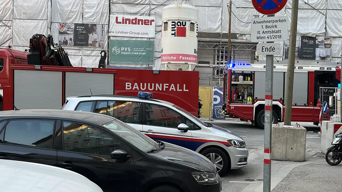 Zu einem Unfall auf einer Baustelle kam es in diesem Fall. Am Symbolbild ist auch die Feuerwehr-Spezialeinheit für Baustellen-Unfälle zu sehen gemeinsam mit einem Polizeiauto.