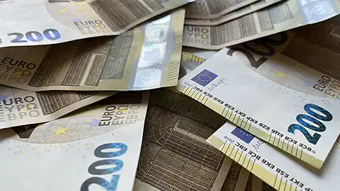 Am Bild sind zahlreiche 200 Euro Scheine zu sehen, es ist ein mehr als nur vierstelliger Betrag, der hier aufgenommen wurde. Es geht um viel Geld und eine große Menge von Bargeld. Die Scheine liegen quer durcheinander.
