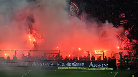Im Fußballstadion kommt es auch immer wieder zu großen Choreographien von Fans, die mitunter durch sogenanntes Bengalen-Feuer begleitet werden, darum geht es auch in diesem Beitrag.