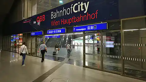 BahnhofCity am Wiener Hauptbahnhof, nicht nur Verkehrsknotenpunkt sondern auch beliebter Ort zum Einkaufen, insbesondere am Abend, an Sonntagen und Feiertagen.