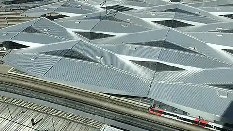 Die Dachkonstruktion über den Gleisen am Hauptbahnhof (Hbf) Wien ist so etwas wie ein Wahrzeichen für den Hauptbahnhof geworden.