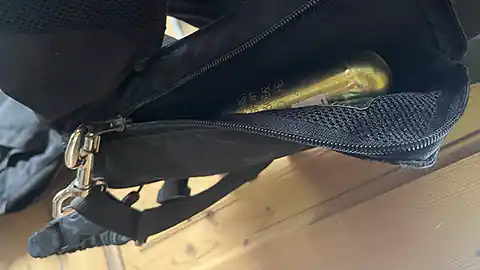Das Bild zeigt eine Schutzweste zum Reiten mit einem eingebauten Airbag. Seitlich ist ein Reisverschluss geöffnet und man sieht die goldene Gasflasche, die in der Jacke eingebaut ist. Außerdem ist die Leine zu sehen mit der man die Schutzweste am Sattel befestigt um den Airbag auszulösen, sobald man vom Pferd fällt.