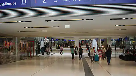 Der Innenbereich des Salzburg Hauptbahnhofes. Das Bild zeigt den Durchgang zu den Gleisen ausgehend von der Kassenhalle am Hauptbahnhof in Salzburg.
