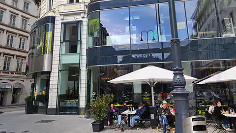 Die Billa Supermarkt-Filiale im Herrnhuterhaus in Wien hat ein Restaurant inkludiert, das auch bei entsprechendem Wetter einen eigenen Gastgarten hat.