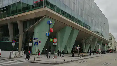 Das Einkaufszentrum Wien Mitte ist gleichzeitig auch der Bahnhof Wien Mitte. Dieses Gebäude am Westrand des 3. Bezirks von Wien ist in diesem Bild zu sehen. Das Gebäude beherbergt eine Bahnstation und eine U-Bahn-Haltestelle. In den oberen Stockwerken sind verschiedene Geschäfte.