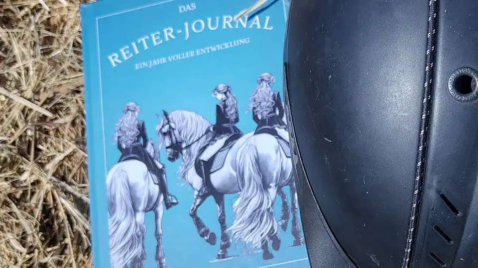 Reiterjournal Buch: Geschenkidee für Reiterinnen und Reiter mit Reithelm auf Heu